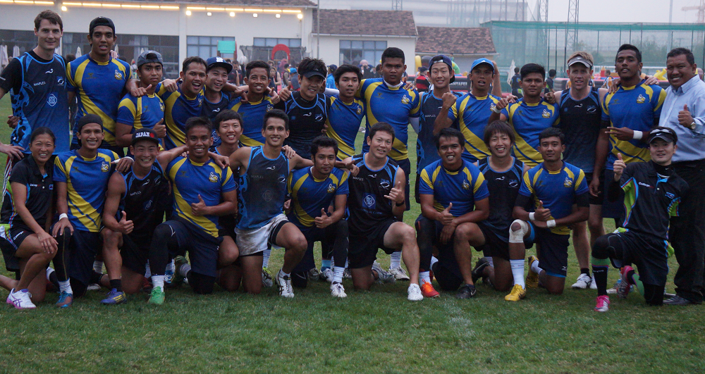 Scorpion Touch Putrajaya (biru kuning) bergambar dengan Hong Kong Blue Dragons selepas tamat aksi akhir Mens Open 11th Shanghai International Touch Tournament 2014.