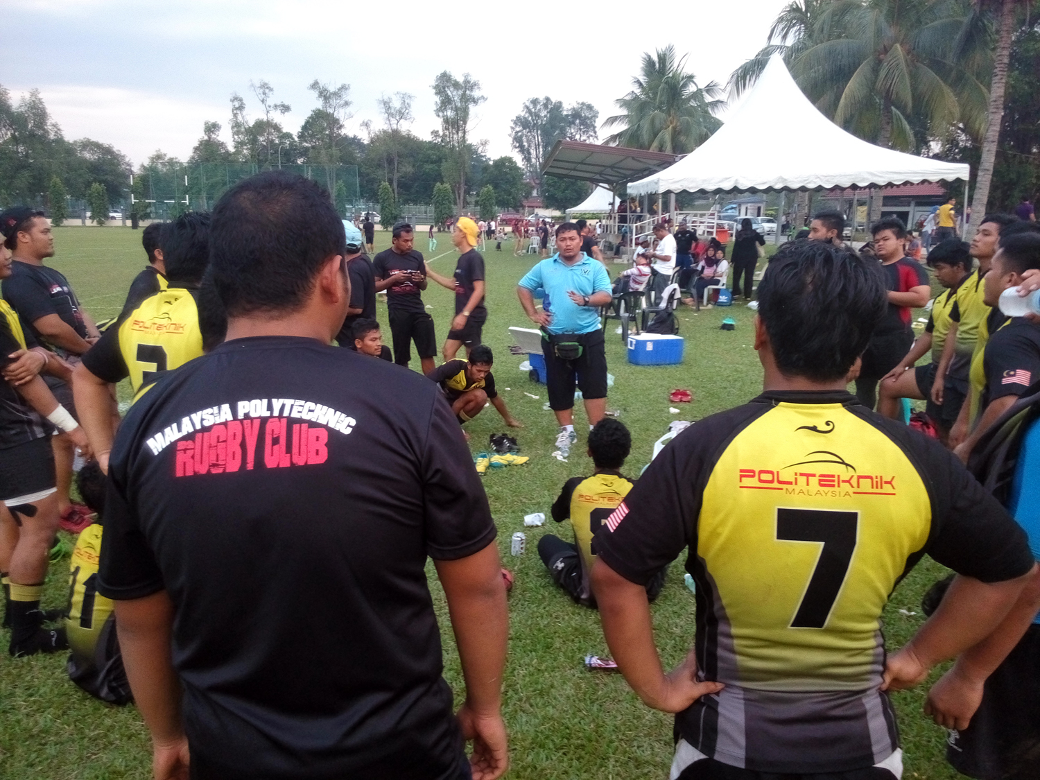 Mohd Shafie bin Osman(tshirt biru) sewaktu menyampaikan taklimat kepada para pemain Politeknik Malaysia di padang A, Universiti Putra Malaysia, Serdang.