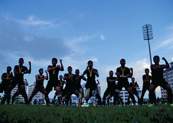 'HAKA' oleh Kolej Melayu Kuala Kangsar Juara Malaysian Super Six Schools Rugby Fifteens 2014 setelah menewaskan Sekolah Tuanku Abdul Rahman Ipoh 17 berbalas 7 di Stadium Inspen Kampus 2, Bangi.- FOTO: Sukandaily