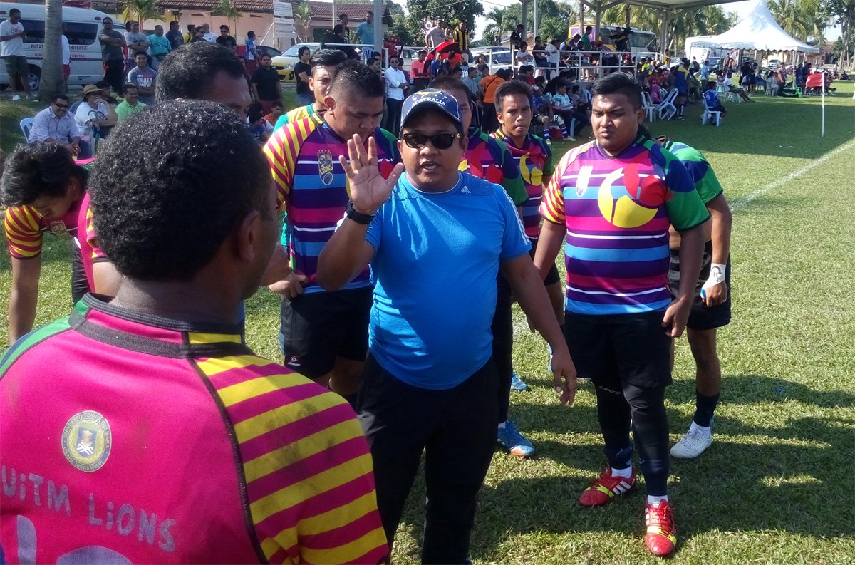 Zamri bin Abdul Kahar(tshirt biru) selaku pengurus merangkap jurulatih bagi pasukan UiTM Lions pada perlawanan kedua mereka menentang pasukan SSTMI Tsunami dalam Kejohanan Liga Super Kesatuan Ragbi Malaysia 2015. FOTO – Sukandaily