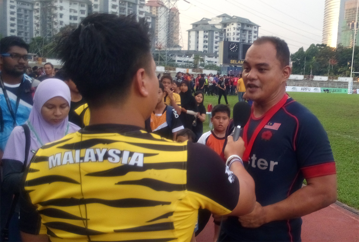 Mohd Syahir Asraf Rosli (berjersey biru) memikul tanggungjawab selaku kapten pasukan bagi kempen Kejohanan Ragbi Asia 2015 ini.