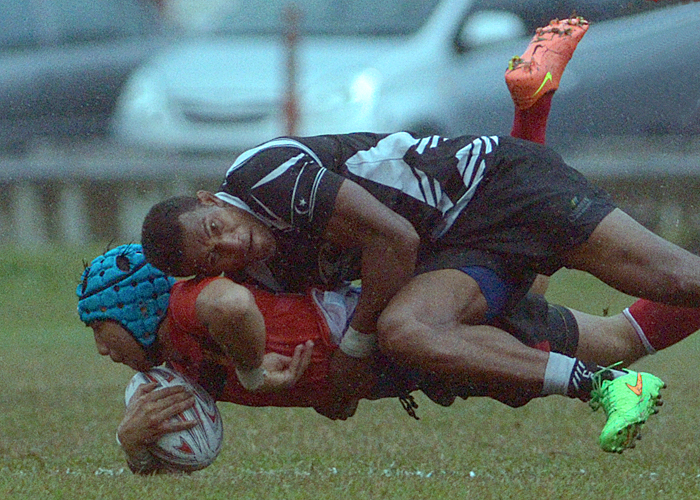 Pemain center Terengganu(hitam) Suliano Volivolituevei berjaya melakukan tumbangan keatas flyhalf Selangor Muhammad Siddiq Amir bin Jalil(merah) semasa perlawanan Kumpulan A Kejohanan Ragbi Piala Agong yang telah diadakan di padang A, Universiti Putra Malaysia Serdang. Kredit Foto - Sukandaily