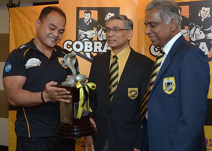 Piala Kejohanan Cobra 10s yang menjadi rebutan 16 pasukan pada edisi kali ini. Foto Kredit - Sukandaily