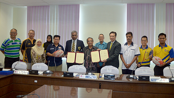 Terjalin sudah perjanjian dua hala yang dimeterai bersama oleh UPSI dengan Kelab Ragbi COBRA, dan Squash Racquets Association Federal Territory yang telah berlangsung di Bilik Mesyuarat FSSK UPSI, Tanjung Malim. Kredit Foto - Sukandaily
