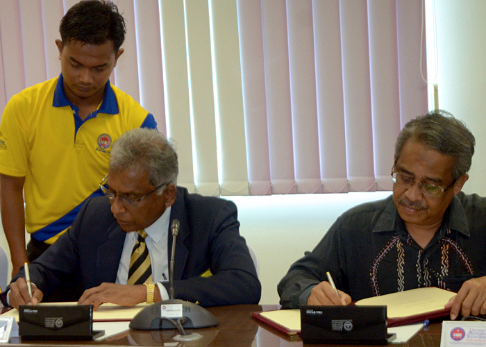 Presiden Kelab Ragbi COBRA Lt.Kol.(B) Tommy Pereira(kiri) dan Y.Bhg. Profesor Dato' Dr. Zakaria Kasa(kanan) menandatangi Memorandum Persefahaman di antara Fakulti Sains Sukan dan Kejurulatihan UPSI dengan Kelab Ragbi COBRA yang telah di adakan di Bilik Mesyuarat FSSK UPSI, Tanjung Malim. Kredit Foto - Sukandaily