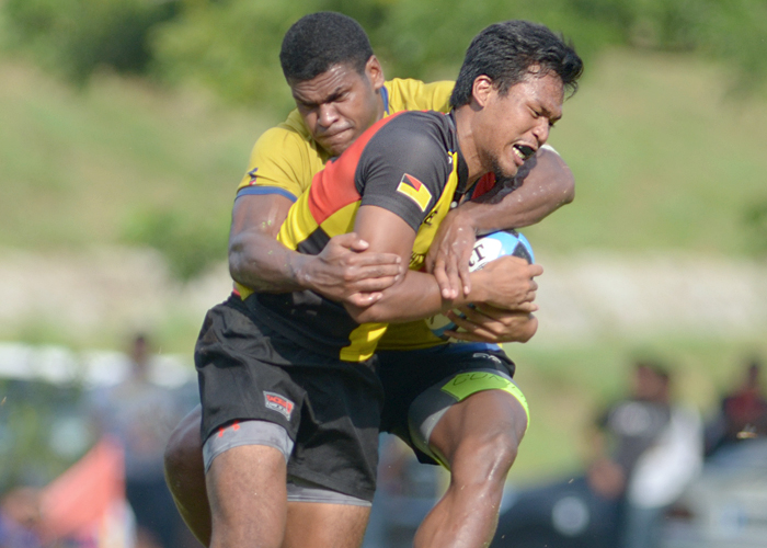 Percubaan pemain W.P Putrajaya(belakang) untuk mengekang winger Negeri Sembilan; Muhammad Danial bin Noor Hamidi(depan) semasa perlawanan pertama Kumpulan A Kejohanan Ragbi Piala Agong yang berlangsung dipadang Kolej Tuanku Jaafar Mantin. Foto - Sukandaily