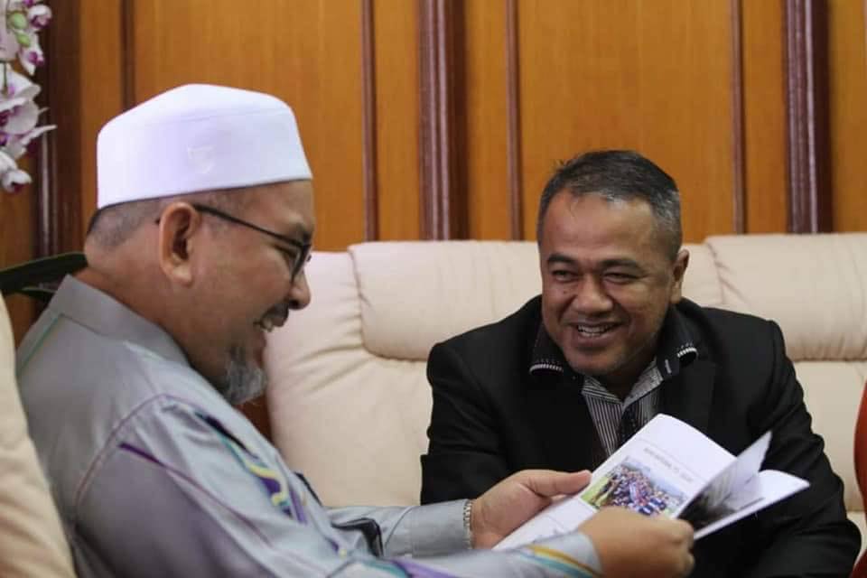 Presiden Persatuan Ragbi Terengganu; Amir Amri Mohamad(kanan) bersama Exco Pembangunan Belia, Sukan dan Badan Bukan Kerajaan Negeri Terengganu; YB Ustaz Wan Sukairi Wan Abdullah dalam pertemuan mereka di Wisma Darul Iman. Kredit Foto – Facebook.com/PRAGBINT