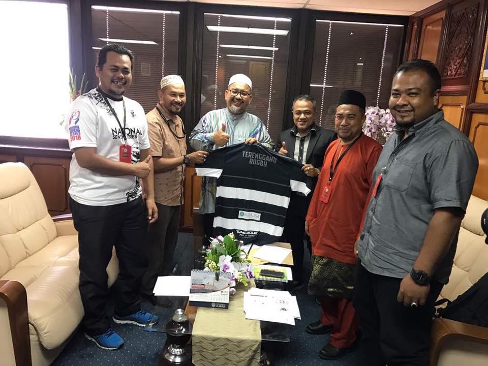 Exco Pembangunan Belia, Sukan dan Badan Bukan Kerajaan Negeri Terengganu; YB Ustaz Wan Sukairi Wan Abdullah(tiga dari kiri) bersama jawatankuasa Persatuan Ragbi Negeri Terengganu. Kredit Foto - Facebook.com/PRAGBINT