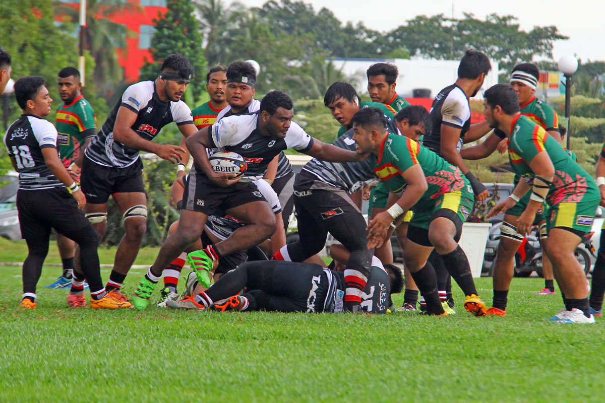 Pemain import Fiji Timoci Vunimoku(memegang bola) membuat penampilan untuk tahun kedua bersama pasukan ragbi negeri Terengganu dalam kempen kejohanan ragbi Piala Agong 2018 edisi ke-36 ini. Kredit Foto - Sukandaily