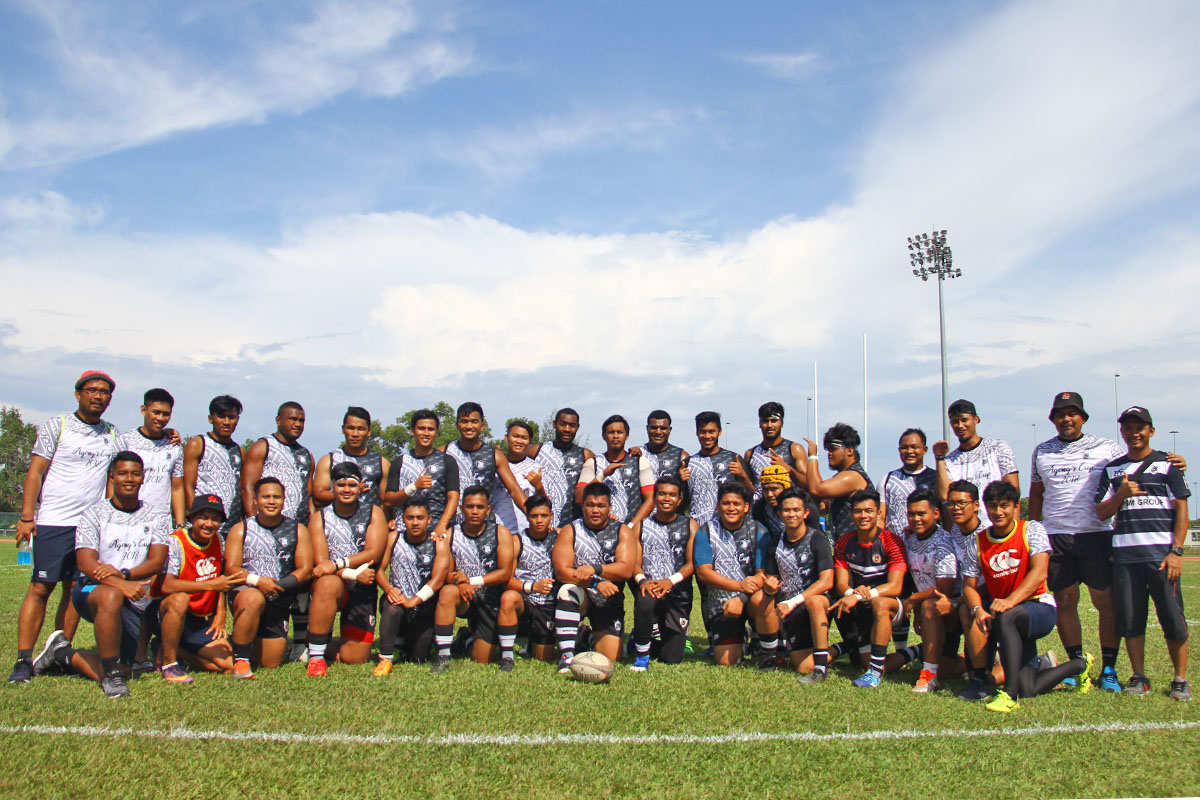 Barisan para pemain bersama jurulatih & pegawai Persatuan Ragbi Negeri Terengganu yang membawa cabaran dalam kejohanan ragbi Piala Agong 2018 edisi ke-36. Kredit Foto – Sukandaily