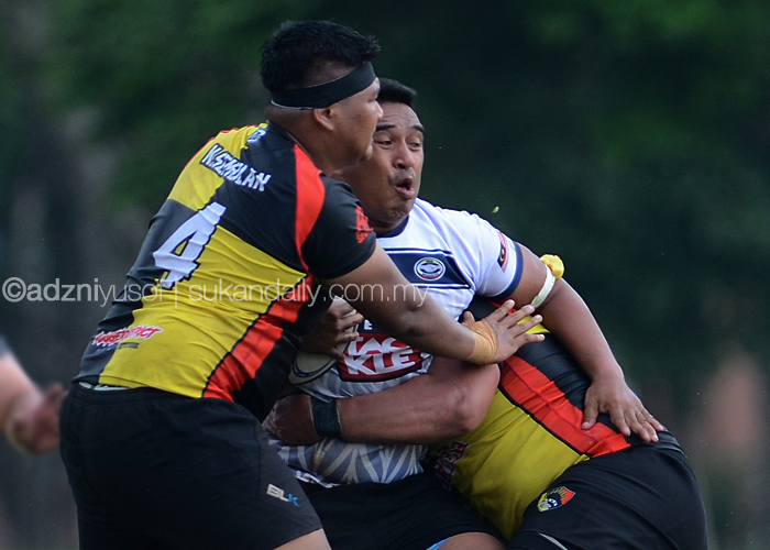 Pemain flyhalf PDRM Wan Mohd Faizal bin Zulkifli(tengah) gagal untuk melepasi pemain pasukan lawan dari Negeri Sembilan dalam perlawanan pembukaan Divisyen 1 Kejohanan Ragbi Piala Agong 2018 Ke-36 yang berlangsung di padang PULAPOL, Jalan Semarak. Kredit Foto - Sukandaily