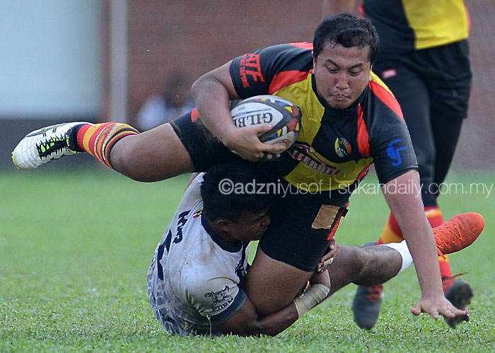 Pemain PDRM(putih) berjaya menyekat pergerakan pemain gantian Negeri Sembilan Muhammad Badrul Hisham Kamarudin dalam perlawanan pembukaan Divisyen 1 Kejohanan Ragbi Piala Agong 2018 Ke-36 yang berlangsung di padang PULAPOL, Jalan Semarak. Kredit Foto - Sukandaily