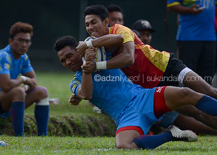 Cubaan untuk melakukan try oleh pemain Pulau Pinang(biru) berjaya disekat oleh lawannya dari pasukan Selangor dalam perlawanan pembukaan Divisyen 2 Kejohanan Ragbi Piala Agong 2018 Ke-36 yang berlangsung di Padang Utara, Petaling Jaya. Kredit Foto – Sukandaily