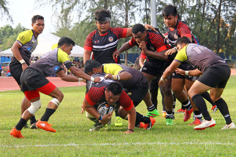 Aksi pemain prop Terengganu; Lawrence Petrus untuk membuat jatuhan try ke-10 pada minit ke-69 permainan dalam aksi sulung menentang Perak dalam kempen kejohanan ragbi Piala Agong 2018 edisi ke-36. Kredit Foto - Sukandaily