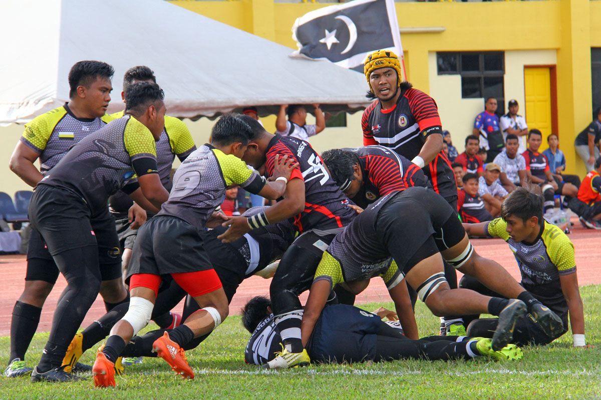 Aksi kapten pasukan Terengganu; Mohamad Nasharuddin bin Ismail(pelindung kepala kuning) bermain di posisi scrum half dalam perlawanan sulung menentang Perak bertempat di padang ragbi Mini Stadium Kompleks Sukan Negeri Terengganu. Kredit Foto – Sukandaily