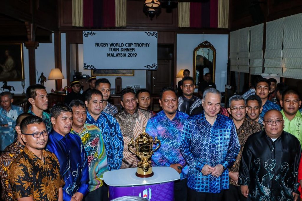 Pemangku Yang di-Pertuan Agong Sultan Nazrin Shah (hadapan - dua dari kanan) yang juga Penaung Diraja Kesatuan Ragbi Malaysia (MRU) berkenan bergambar bersama Trofi Piala Dunia Ragbi 2019 (Piala Webb Ellis) pada Majlis Makan Malam Jelajah Malaysia Trofi Piala Dunia Ragbi 2019. Kredit Foto - Kesatuan Ragbi Malaysia
